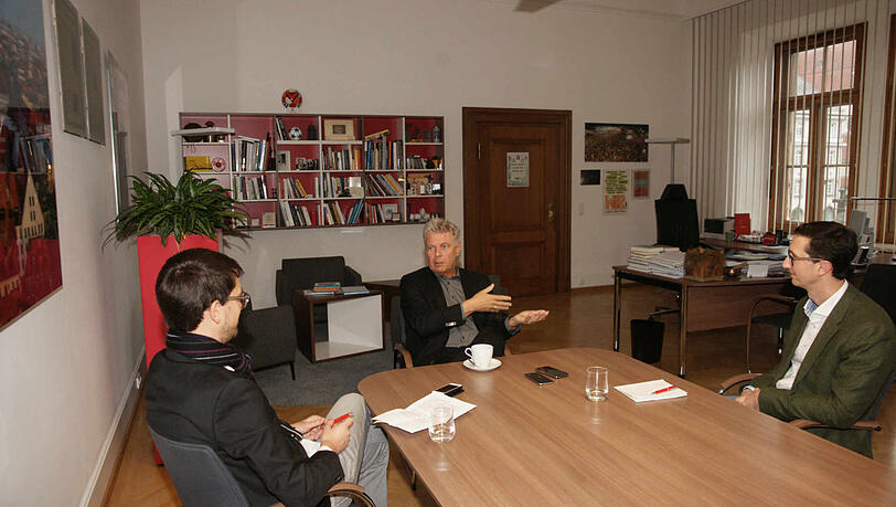 Im Oberbürgermeister-Büro: Dieter Reiter im Gespräch mit den AZ-Reportern Felix Müller (l.) und Florian Zick. Im Oberbürgermeister-Büro: Dieter Reiter im Gespräch mit den AZ-Reportern Felix Müller (l.) und Florian Zick.