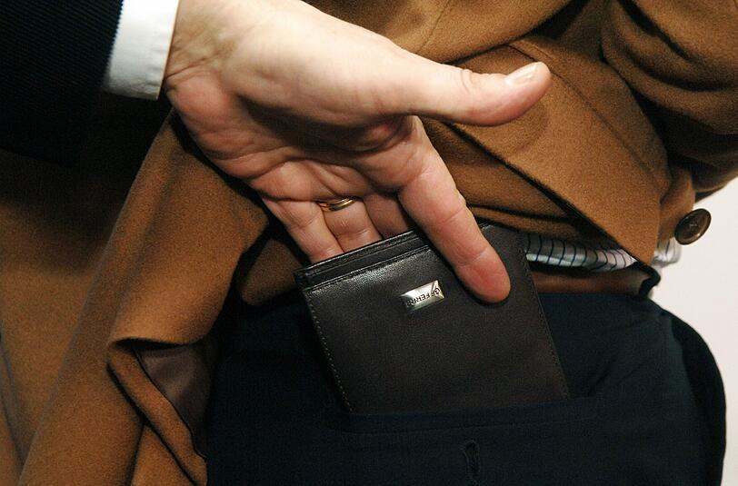 Einer Masseurin wurde Bargeld aus der Handtasche geklaut. Jetzt ist der Fall gelöst.