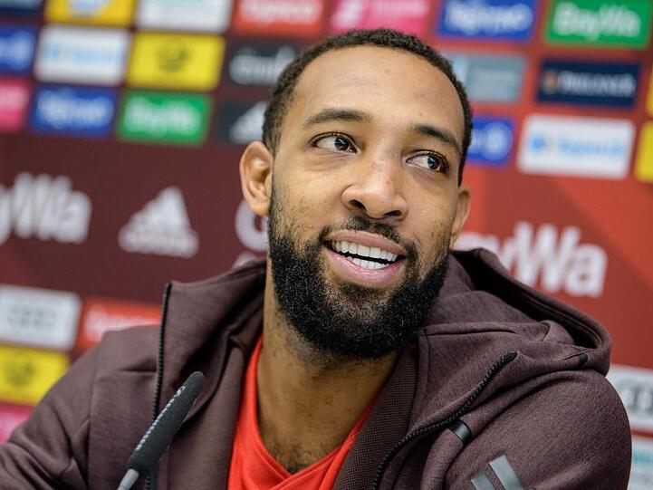 Derrick Williams, FC Bayern Basketball Neulinga und Ex-NBA Spieler, spricht auf einer Pressekonferenz. Foto: Matthias Balk/Archiv