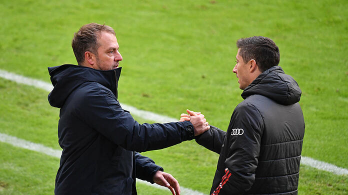 Robert Lewandowski (re.) steht Hansi Flick derzeit nicht zur Verfügung. (Symbolbild)