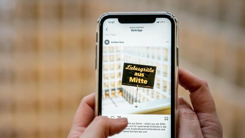 Eine BND-Mitarbeiterin zeigt einen Instagram-Post des deutschen Auslandsgeheimdienstes. Eine BND-Mitarbeiterin zeigt einen Instagram-Post des deutschen Auslandsgeheimdienstes.
