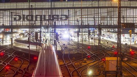 Ein paar einzelne Züge schlängeln sich auch spätabends noch aus dem Münchner Hauptbahnhof. Aber hier wäre noch Potenzial für mehr Angebote, sagen Experten.