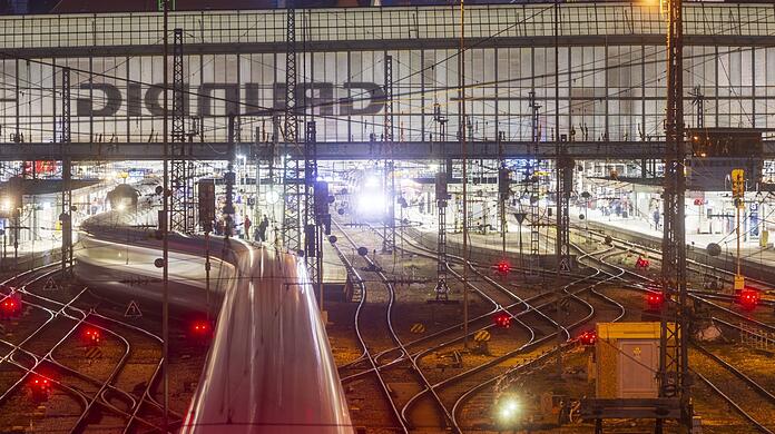 Ein paar einzelne Züge schlängeln sich auch spätabends noch aus dem Münchner Hauptbahnhof. Aber hier wäre noch Potenzial für mehr Angebote, sagen Experten.