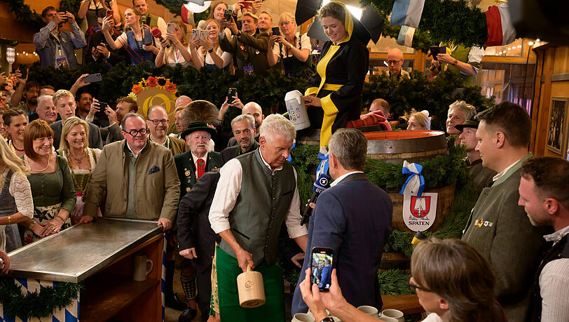 Mit zwei Schlägen Münchens zapfte Oberbürgermeister Dieter Reiter 2024 im Schottenhamel-Festzelt das erste Fass auf der Wiesn an.