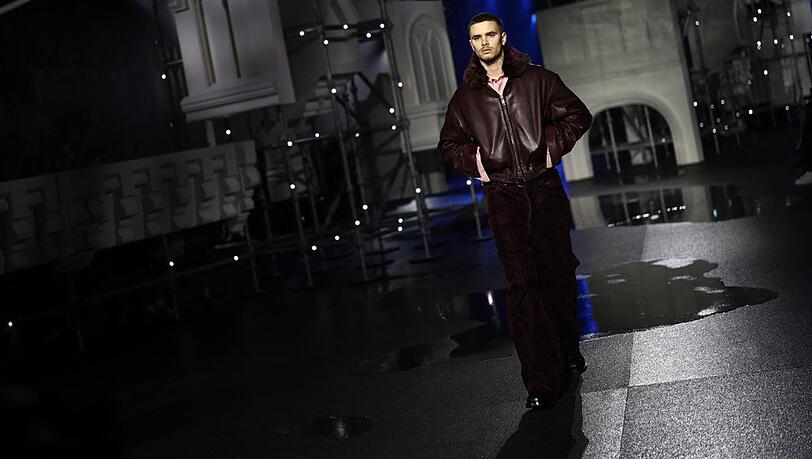 Romeo Beckham war einer der Hingucker bei der Burberry-Show in London. Romeo Beckham war einer der Hingucker bei der Burberry-Show in London.