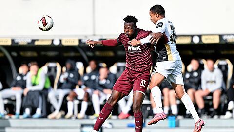Juma Bah wurde nach Angaben des FC Augsburg im Netz rassistisch beleidigt und bedroht. (Archivbild) Juma Bah wurde nach Angaben des FC Augsburg im Netz rassistisch beleidigt und bedroht. (Archivbild)