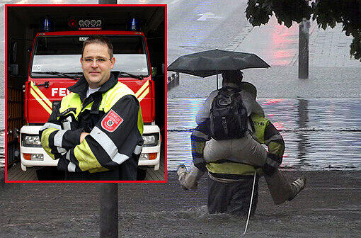 Ein Feuerwehrmann trägt eine Frau huckepack durch die Wassermassen: Die AZ hat mit dem Mann gesprochen