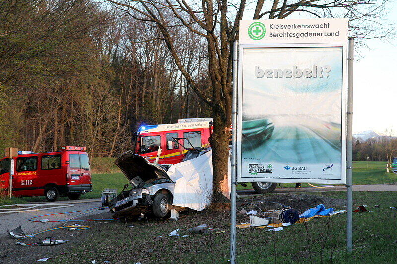 Ein 22 Jahre alter Autofahrer ist bei einem Überholmanöver nahe Saaldorf-Surheim im oberbayerischen Landkreis Berchtesgadener Land ums Leben gekommen.