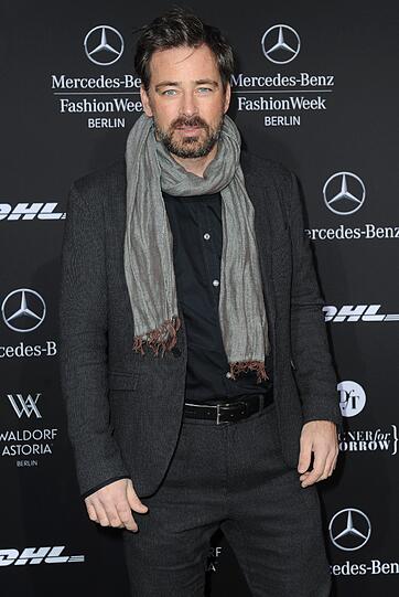Schauspieler Jan Sosniok kommt zur Fashion-Show von Marc Stone auf der Fashion Week in Berlin.