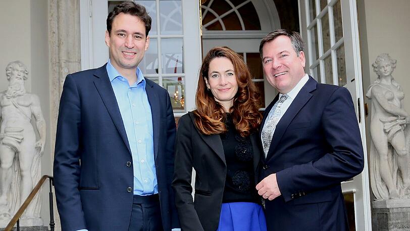 Wahlkampfbereit: CSU Vize-Bezirksvorsitzender Georg Eisenreich (l.) mit CSU-OB-Kandidat Josef Schmid und Frau Nathalie. Wahlkampfbereit: CSU Vize-Bezirksvorsitzender Georg Eisenreich (l.) mit CSU-OB-Kandidat Josef Schmid und Frau Nathalie.