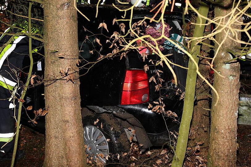Unfassbares Glück hatte eine 19-Jährige, die diesen Unfall unverletzt überlebte.