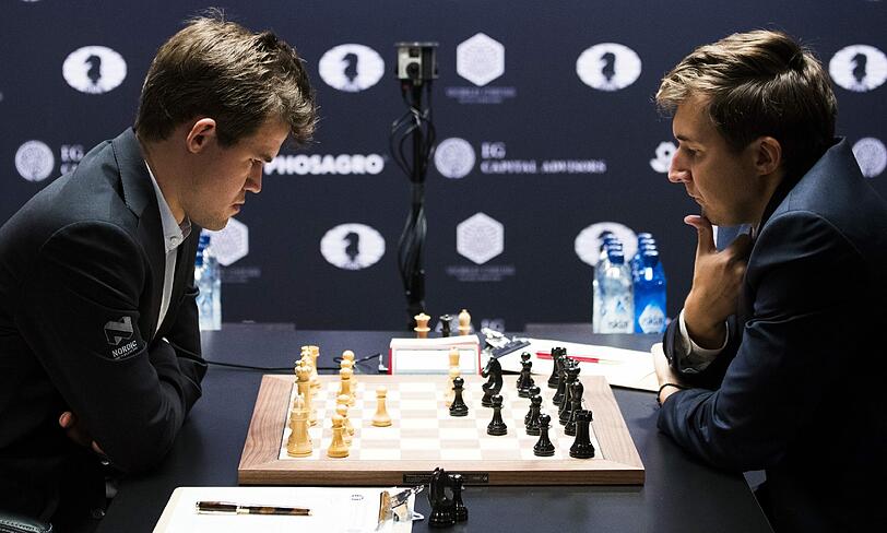 Bei einem engen und aufregenden Kampf verteidigte Magnus Carlsen seinen WM-Titel gegen Sergei Karjakin im Schach. Nach den zwölf regulären Partien fiel die Entscheidung erst im Schnellschach.