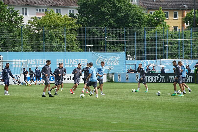 Vor den Augen Hunderter Fans betraten die Löwen das erste Mal nach dem Abstieg in die Regionalliga den Trainingsplatz.