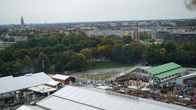 Den perfekten Überblick über die Theresienwiese und München: Mit dem Riesenrad auf der Wiesn geht's bis zu 50 Meter in die Höhe. Luftige Impressionen gibt's hier zum Durchklicken.