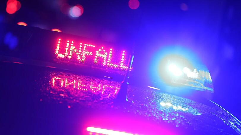 Wegen einer Polizeikontrolle auf der A3 wollten zwei Männer bei voller Fahrt die Plätze tauschen und rammten ein Polizeiauto. (Symbolfoto)