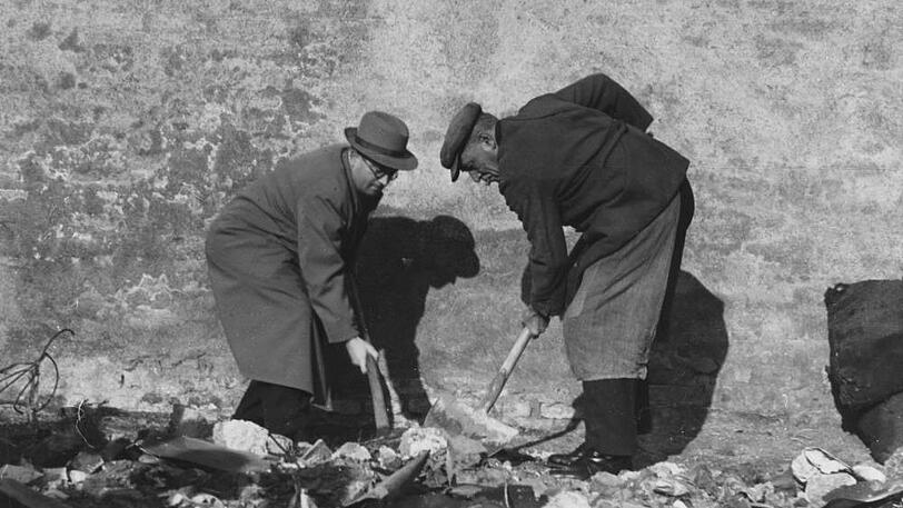 Schutträumen nach dem Krieg. Die Jahre nach 1945 sind hart.