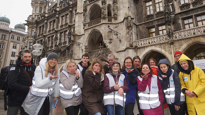 Claudia Stamm (im braunen Mantel in der Mitte) und ihre Unterstützer kurz vor der Abgabe der Unterschriften vor dem Rathaus. Claudia Stamm (im braunen Mantel in der Mitte) und ihre Unterstützer kurz vor der Abgabe der Unterschriften vor dem Rathaus.