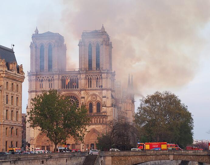 Die weltberühmte Kathedrale Notre-Dame de Paris steht in Flammen.
