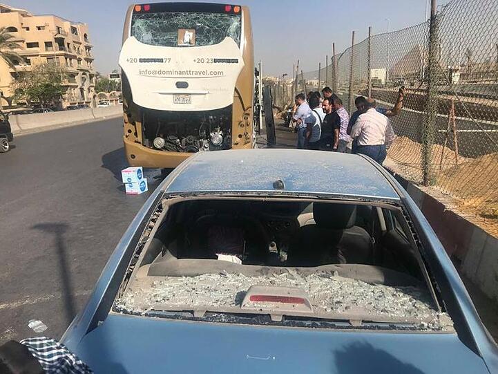 Der Sprengsatz explodierte am Straßenrand explodiert, als ein Touristenbus vorbeifuhr.