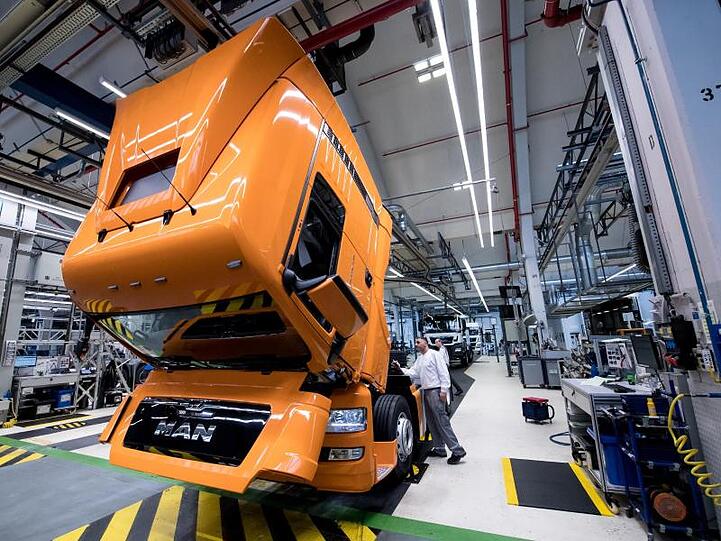 Ein LKW von MAN steht bei der Abschlusskontrolle auf einem Prüfstand. Foto: Sven Hoppe/dpa/Symbolbild