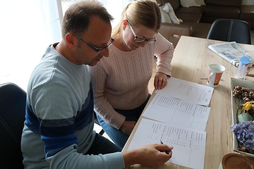 Franziska und Manuel Hesse gehen die Deko-Checkliste durch.