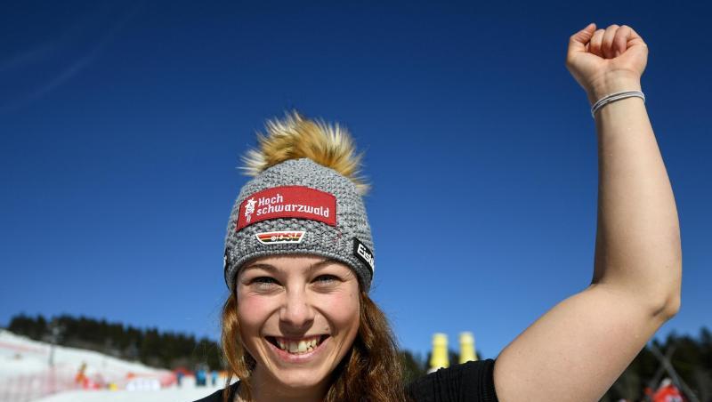 Ski Cross Weltcup. Daniela Maier aus Deutschland steht nach der Siegerehrung im Zielbereich und jubelt.