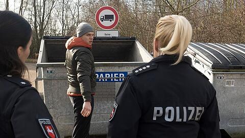 "Rote Rosen": Marvin wird erwischt, als er seine Wut und Verletzung an einem Fahrrad auslässt.