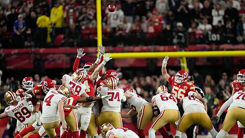 Der Kicker der San Francisco 49ers, Jake Moody (4), schießt ein Field Goal.