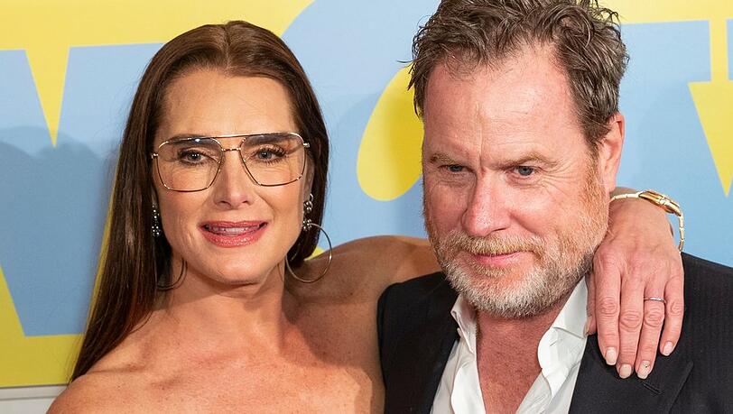 Brooke Shields und Chris Henchy sind seit 2001 verheiratet und haben zwei Töchter. Brooke Shields und Chris Henchy sind seit 2001 verheiratet und haben zwei Töchter.