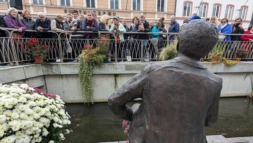 Alle wollen das neue Denkmal sehen. Alle wollen das neue Denkmal sehen.