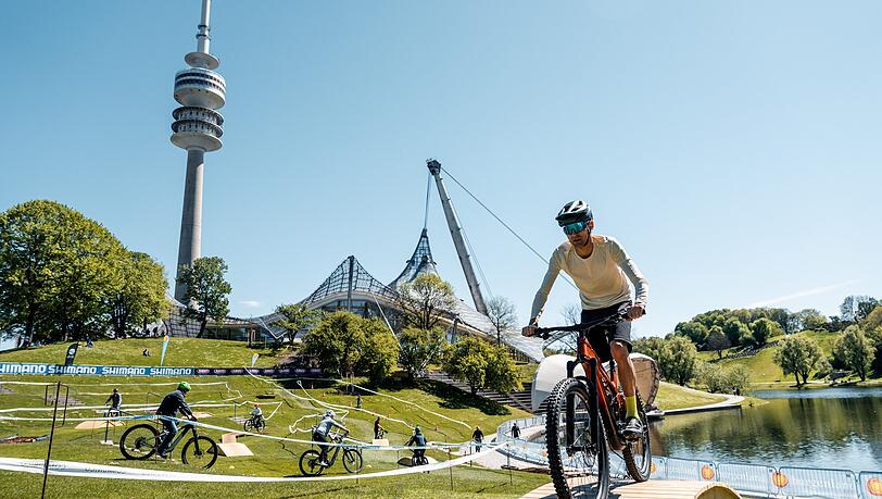 Jan Bruns testet jedes Jahr auf dem Olympiagel&auml;nde ebenfalls einige R&auml;der. Schlie&szlig;lich muss man ja wissen, wor&uuml;ber man spricht. Im Bild f&auml;hrt er ein &bdquo;Fully&ldquo;, also ein vollgefedertes sowie elektrisches Mountainbike.