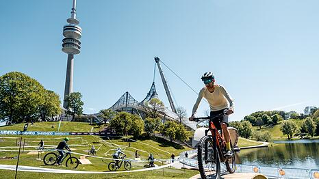 Jan Bruns testet jedes Jahr auf dem Olympiagel&auml;nde ebenfalls einige R&auml;der. Schlie&szlig;lich muss man ja wissen, wor&uuml;ber man spricht. Im Bild f&auml;hrt er ein &bdquo;Fully&ldquo;, also ein vollgefedertes sowie elektrisches Mountainbike.