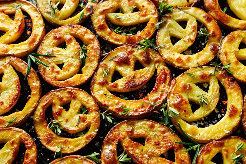 Gewürztes Ofengemüse passt gut auf ein Halloween-Buffet. Verwenden Sie Ausstechformen wie Kürbisse, Spinnen, Besen oder Gesichter und stechen Sie daraus Gemüsescheiben aus. Schneiden Sie dafür Rote Bete, dicke Kartoffeln, Möhren oder anderes Gemüse in Scheiben. Würzen Sie die Stücke mit Kurkuma, Curry, Ingwer, Oregano, Salz und Pfeffer. Träufeln Sie dann etwas Olivenöl darüber und backen Sie das Gemüse bei 180 Grad rund 30 bis 45 Minuten, bis es knusprig ist. Gewürztes Ofengemüse passt gut auf ein Halloween-Buffet. Verwenden Sie Ausstechformen wie Kürbisse, Spinnen, Besen oder Gesichter und stechen Sie daraus Gemüsescheiben aus. Schneiden Sie dafür Rote Bete, dicke Kartoffeln, Möhren oder anderes Gemüse in Scheiben. Würzen Sie die Stücke mit Kurkuma, Curry, Ingwer, Oregano, Salz und Pfeffer. Träufeln Sie dann etwas Olivenöl darüber und backen Sie das Gemüse bei 180 Grad rund 30 bis 45 Minuten, bis es knusprig ist.