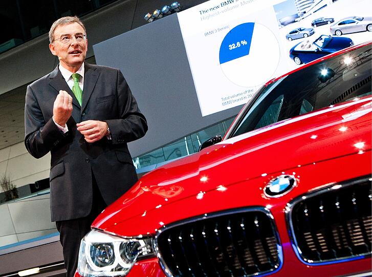 Der Vorstandsvorsitzende der BMW AG, Norbert Reithofer, gestikuliert am Freitag in Muenchen bei der Präsentation eines neuen Modells der BMW 3er Serie.