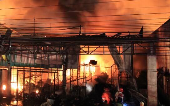 Ein Bild aus dem Inneren des Einkaufszentrums, das in Phuket in Flammen steht.