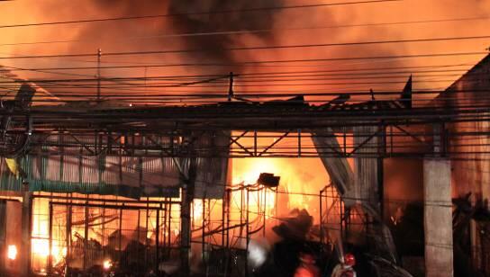 Ein Bild aus dem Inneren des Einkaufszentrums, das in Phuket in Flammen steht. Ein Bild aus dem Inneren des Einkaufszentrums, das in Phuket in Flammen steht.