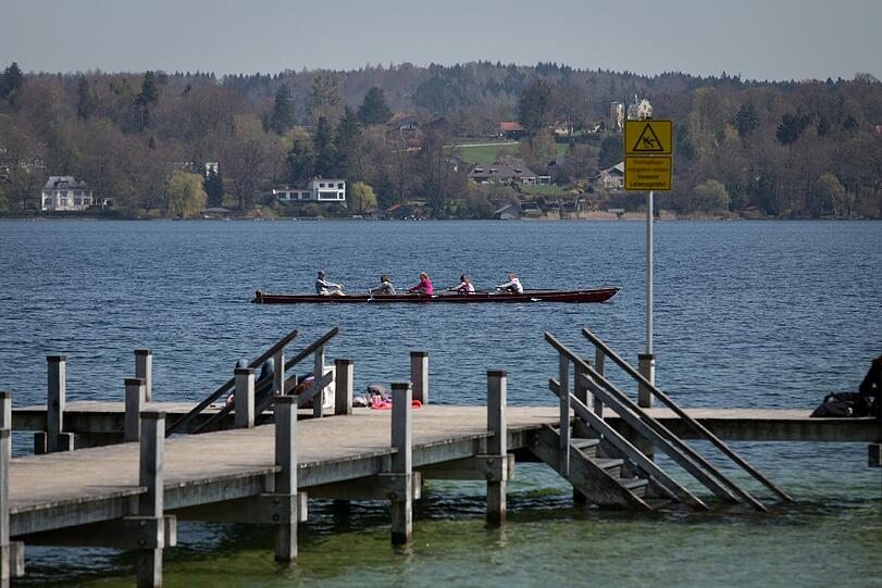 Ein Ruderboot nahe des Westufers: Etwa an dieser Stelle des Starnberger Sees ist Leos Ruderboot am Sonntagabend gefunden worden.