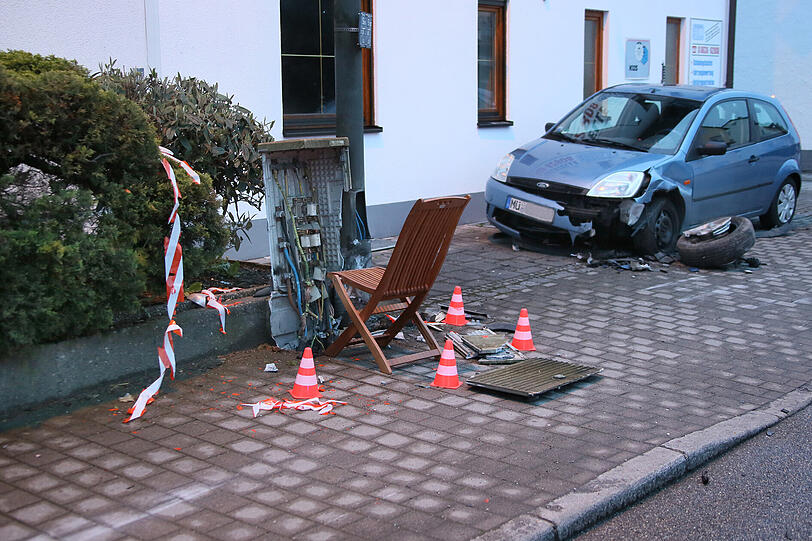 Durch die Wucht des Aufpralls schleuderte der Ford unkontrolliert durch die Straße.