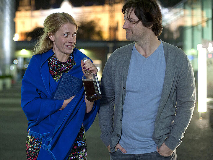 "Süßer September": Rebecca (Caroline Peters) und Bruno (Misel Maticevic) philosophieren über Liebe und Freundschaft