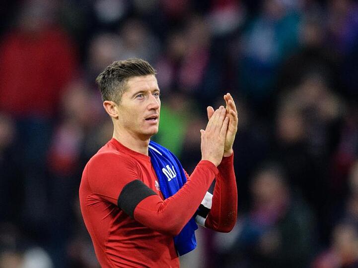 Robert Lewandowski vom FC Bayern München bedankt sich nach Spielende bei den Fans. Foto: Matthias Balk