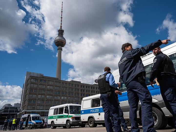 Polizisten sichern den Berliner Alexanderplatz.