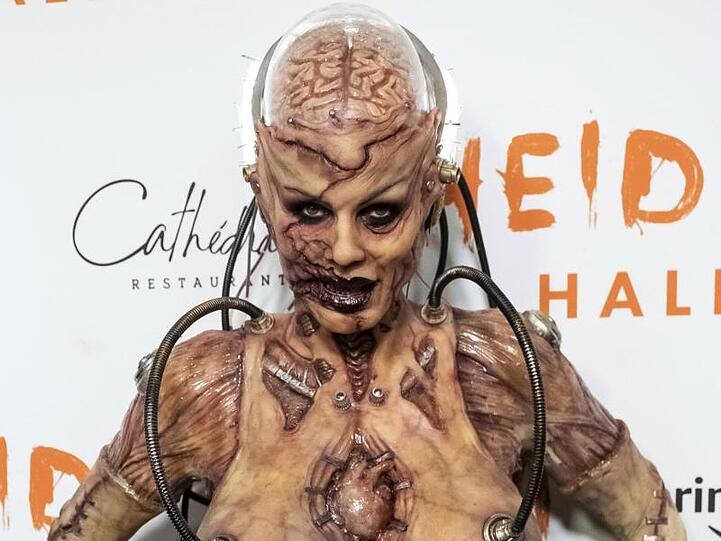 Heidi Klum als Zombie verkleidet vor ihrer Halloween-Party.