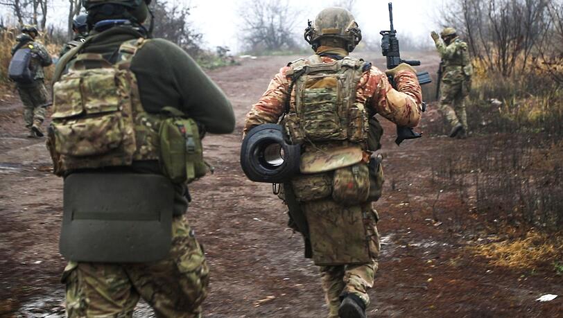 Ukrainische Soldaten ändern an einem ungenannten Ort in der Region Donezk ihre Position.
