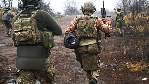 Ukrainische Soldaten ändern an einem ungenannten Ort in der Region Donezk ihre Position.