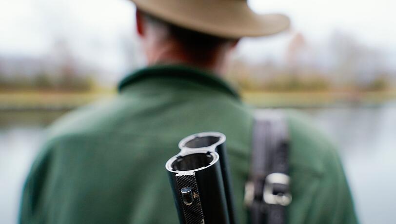 Bei einem 68-jährigen Jäger löste sich ein Schuss aus seiner Waffe und verletzte ihn schwer an der Hand. (Symbolbild) Bei einem 68-jährigen Jäger löste sich ein Schuss aus seiner Waffe und verletzte ihn schwer an der Hand. (Symbolbild)