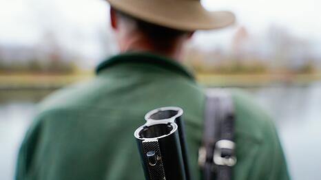 Bei einem 68-j&auml;hrigen J&auml;ger l&ouml;ste sich ein Schuss aus seiner Waffe und verletzte ihn schwer an der Hand. (Symbolbild)