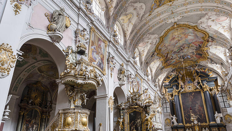 Die päpstliche Basilika Sankt Emmeram zu Regensburg. In den heiligen Hallen kam es jetzt zum Eklat. Die päpstliche Basilika Sankt Emmeram zu Regensburg. In den heiligen Hallen kam es jetzt zum Eklat.