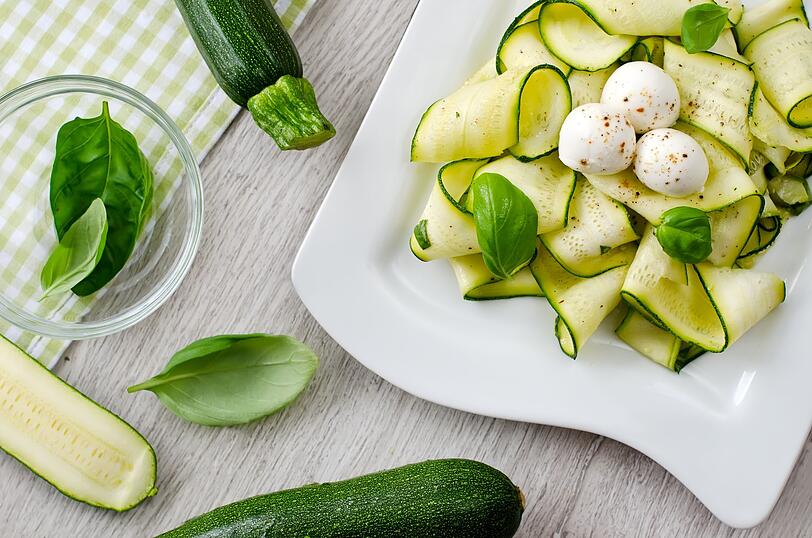 Sie sieht zwar aus wie eine Gurke, doch wird sie fast immer gekocht: die Zucchini. Dabei können Sie das grüne Gemüse auch sehr gut roh verzehren. Hobeln Sie es zum Beispiel hauchdünn und geben Olivenöl, Salz und Pfeffer dazu, fertig ist ein schmackhafter Feinkostsalat. Sie sieht zwar aus wie eine Gurke, doch wird sie fast immer gekocht: die Zucchini. Dabei können Sie das grüne Gemüse auch sehr gut roh verzehren. Hobeln Sie es zum Beispiel hauchdünn und geben Olivenöl, Salz und Pfeffer dazu, fertig ist ein schmackhafter Feinkostsalat.