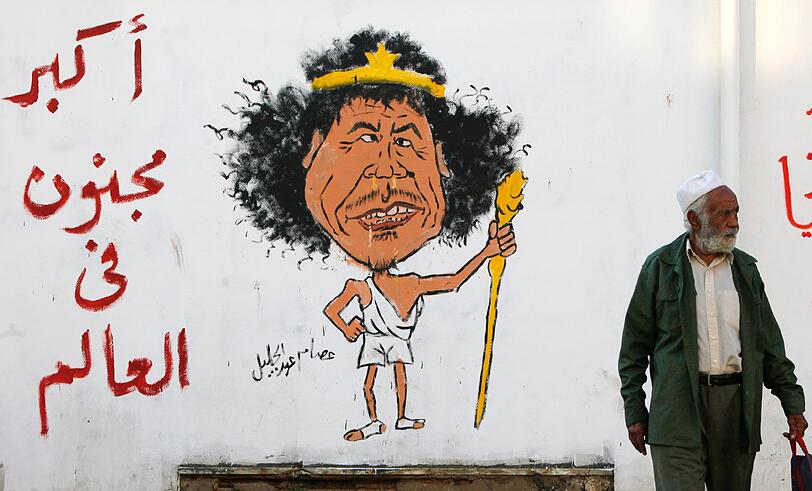 "Der verrückteste Mann der Welt" steht neben dieser Karikatur, die ein Gaddafi-Gegner in Tripolis an eine Mauer gemalt hat. Die Rebellen nutzen die neuen Freiheiten seit Beginn der Ausschreitungen und machen sich in der Öffentlichkeit künstlerisch über Gaddafi lustig.