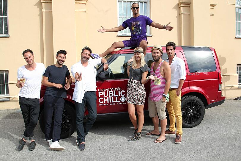 DJ Nikias Hofmann, DJ Petko Pantic, Mousse T., Patrice Bouedibela, Verena Kerth, DJ Enes Kukevic und Tommy Reeve am Range Rover.